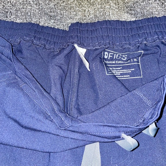 FIGS Navy Blue scrub set size XL - Picture 4 of 6